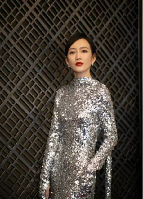 王鷗才是「氣場女王」,一襲銀色亮片連衣裙配馬尾辮,優雅又迷人