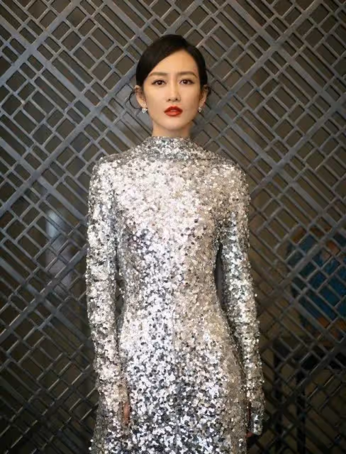 王鷗才是「氣場女王」,一襲銀色亮片連衣裙配馬尾辮,優雅又迷人