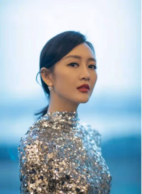王鷗才是「氣場女王」，一襲銀色亮片連衣裙配馬尾辮，優雅又迷人