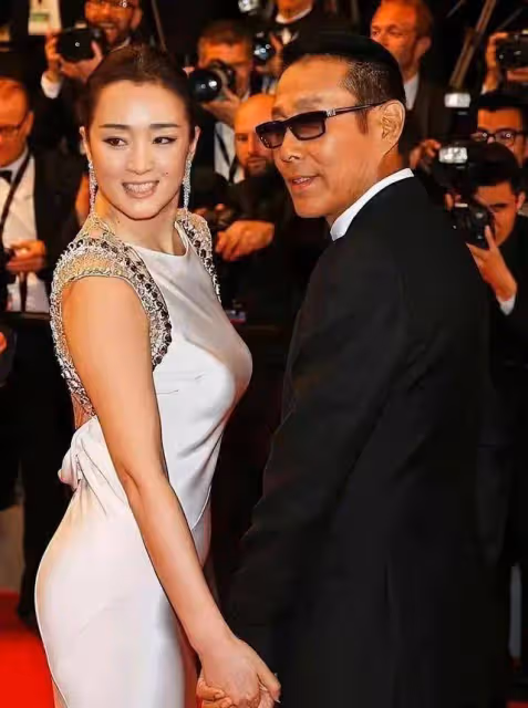 「鞏俐」終於低調一回,穿白色露背連衣裙亮相,頗有貴夫人的氣場