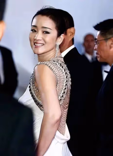 「鞏俐」終於低調一回,穿白色露背連衣裙亮相,頗有貴夫人的氣場