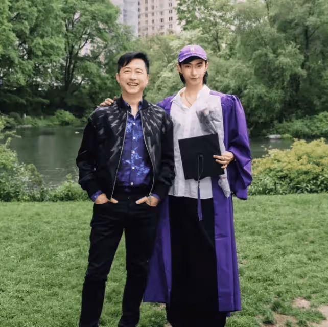 哈利520曬與父母合影,庾澄慶一臉驕傲,伊能靜戴學士帽又瘦又美