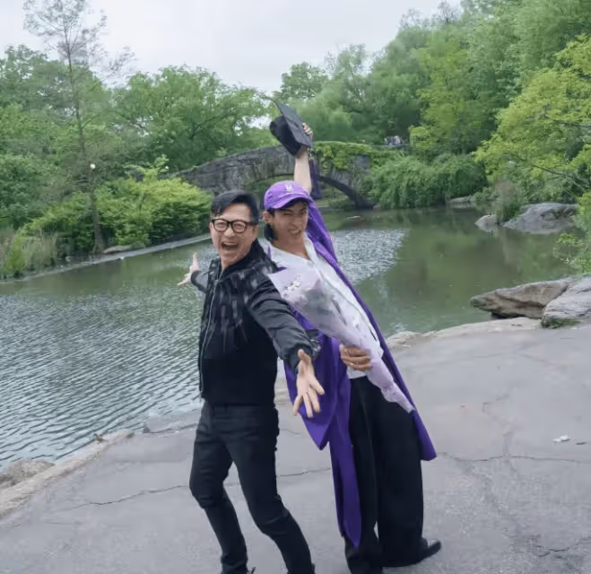 哈利520曬與父母合影,庾澄慶一臉驕傲,伊能靜戴學士帽又瘦又美