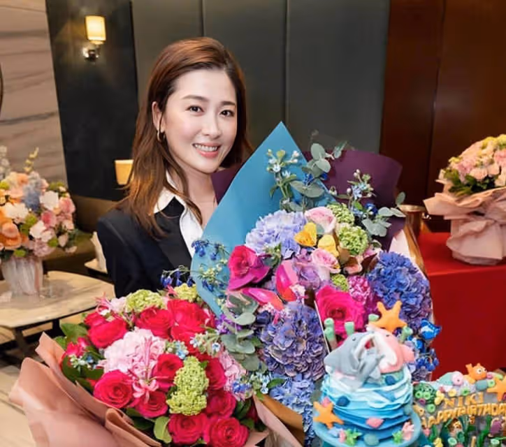 周勵淇罕見秀恩愛,曬一家三口合照,與4歲兒子嘴對嘴親吻引熱議