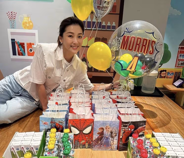 周勵淇罕見秀恩愛,曬一家三口合照,與4歲兒子嘴對嘴親吻引熱議