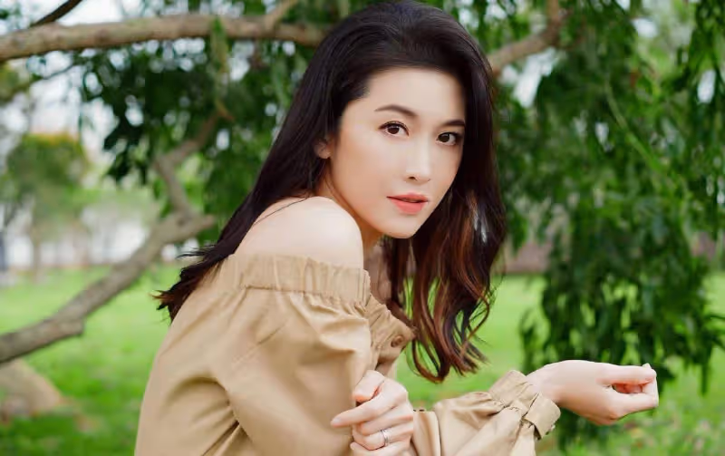 周勵淇罕見秀恩愛,曬一家三口合照,與4歲兒子嘴對嘴親吻引熱議