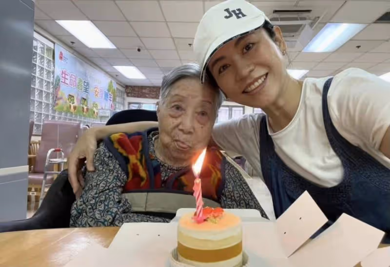 勝似親人!TVB前花旦宣萱為家中保姆慶祝101歲生日,被贊有孝心