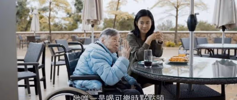 勝似親人!TVB前花旦宣萱為家中保姆慶祝101歲生日,被贊有孝心