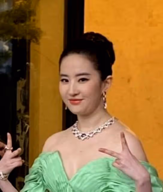 女藝人的身材管理有多重要？看48歲的舒淇和36歲的劉亦菲就知道了