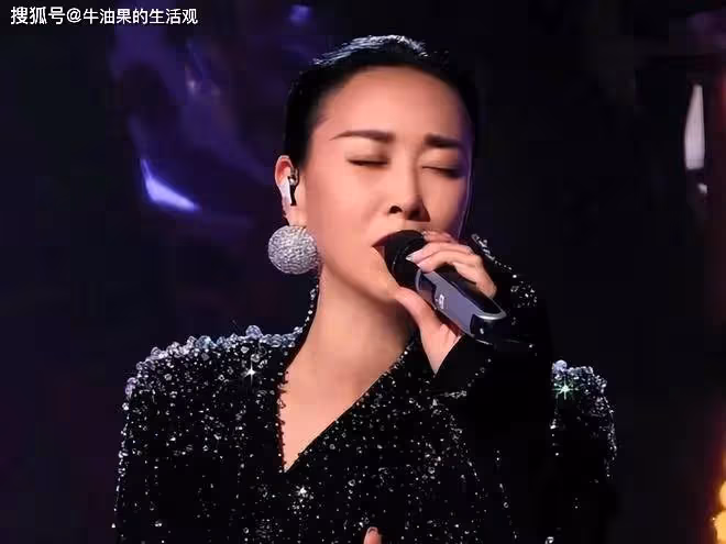 那英意外摔倒無人扶,工作人員懟臉拍攝引眾怒,英子回應了