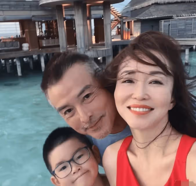 范文芳一家三口逛超市,夫妻倆狀態似兩代人,53歲李銘順老態十足
