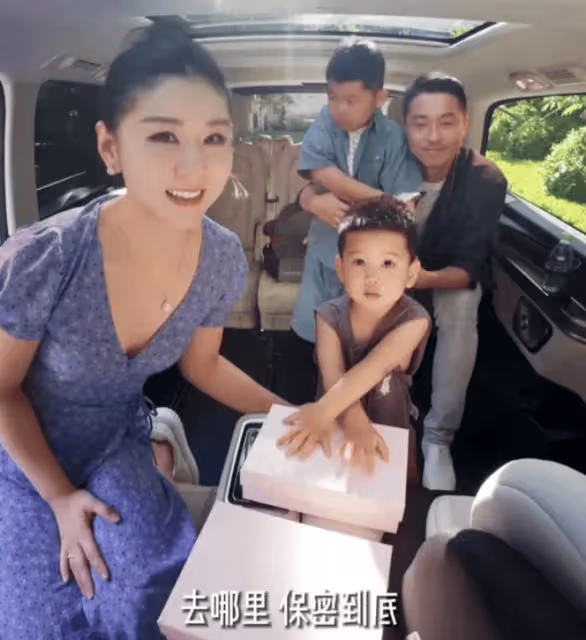 王雷520給老婆送驚喜,攜倆兒子探班李小萌,一家四口同框好溫馨