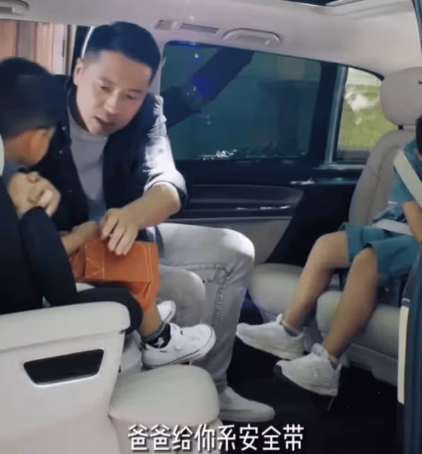 王雷520給老婆送驚喜,攜倆兒子探班李小萌,一家四口同框好溫馨