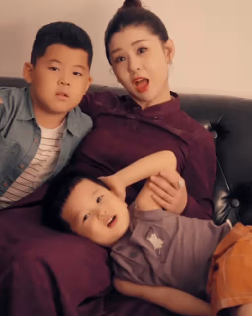 王雷520給老婆送驚喜,攜倆兒子探班李小萌,一家四口同框好溫馨