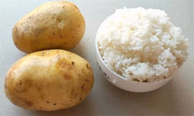 剩米飯新吃法,加2個土豆,簡單一做,全家都愛吃,10分鐘出鍋
