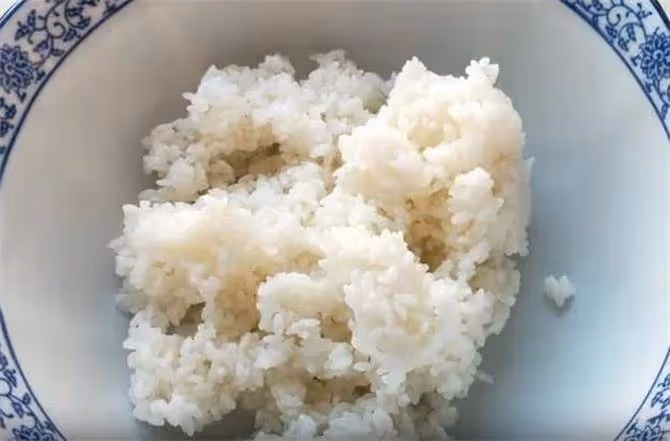 剩米飯新吃法,加2個土豆,簡單一做,全家都愛吃,10分鐘出鍋