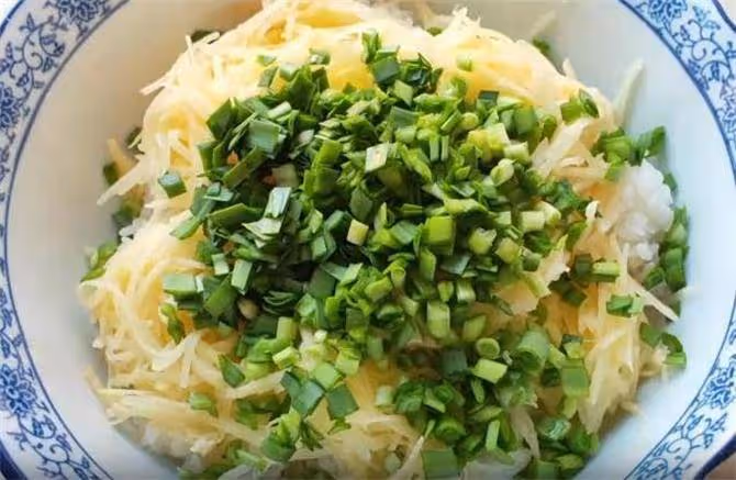 剩米飯新吃法,加2個土豆,簡單一做,全家都愛吃,10分鐘出鍋