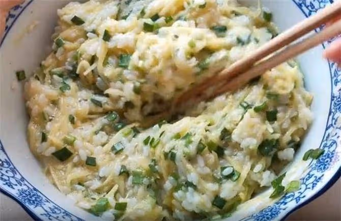 剩米飯新吃法,加2個土豆,簡單一做,全家都愛吃,10分鐘出鍋