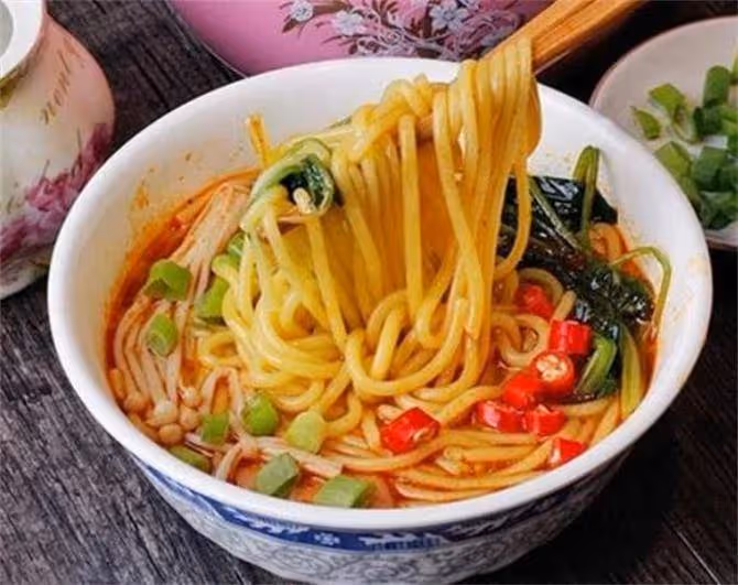 玉米面條這樣做太好吃了,筋道爽口,不粘不黏,營養又美味