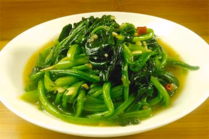 清炒菠菜到底要不要焯水?很多人做錯了,今天教你正確做法