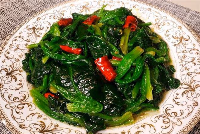 清炒菠菜到底要不要焯水?很多人做錯了,今天教你正確做法