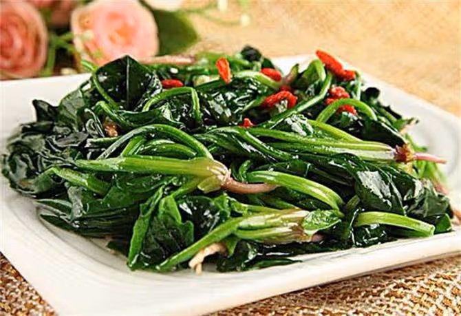 清炒菠菜到底要不要焯水?很多人做錯了,今天教你正確做法
