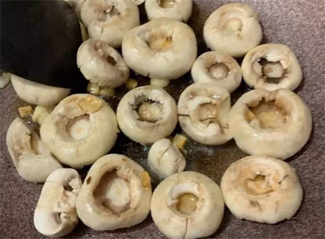 白蘑菇這個做法清淡爽口,做法簡單,岀鍋鮮香滑嫩,上桌就光碟