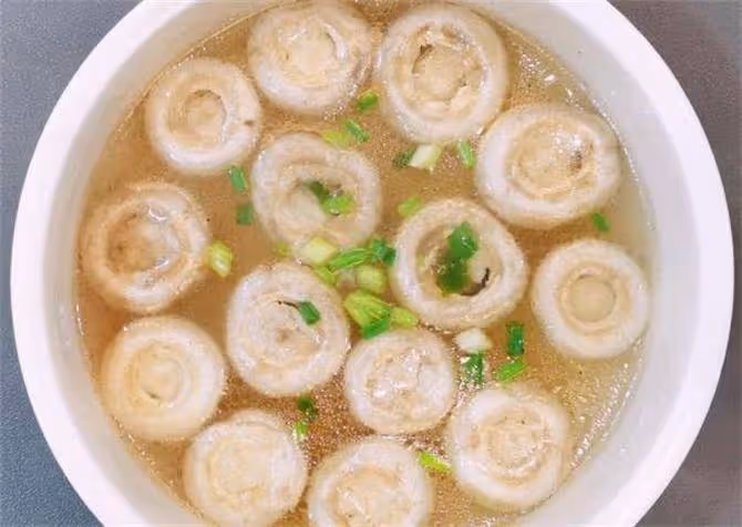 白蘑菇這個做法清淡爽口,做法簡單,岀鍋鮮香滑嫩,上桌就光碟