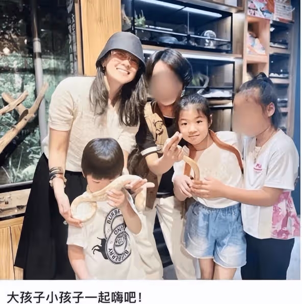 章子怡和女兒不受汪峰新戀情影響,逛爬寵店顏值逆襲!