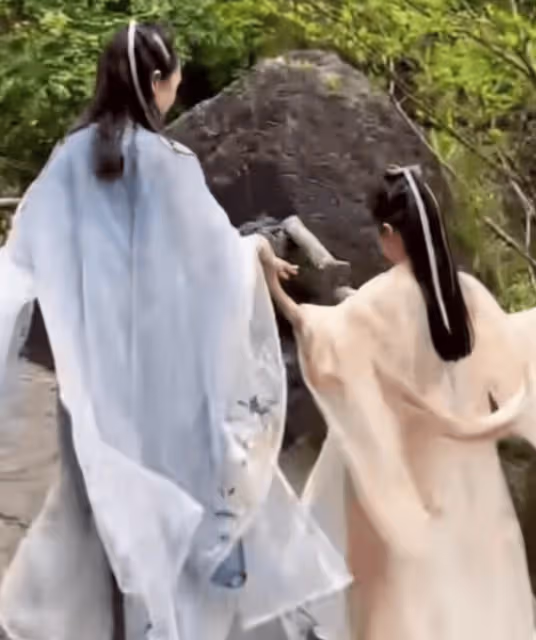 章子怡和女兒不受汪峰新戀情影響,逛爬寵店顏值逆襲!