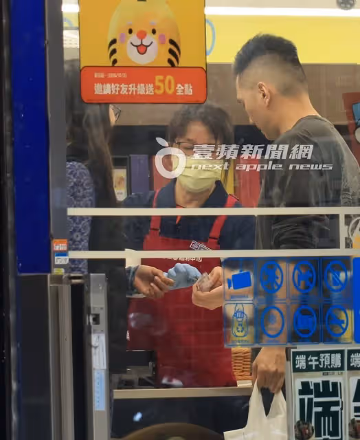 壹蘋10點強打｜張東晴勾新歡回愛巢！4年情路走過罹癌　十指緊扣買日用品（狗仔直擊）