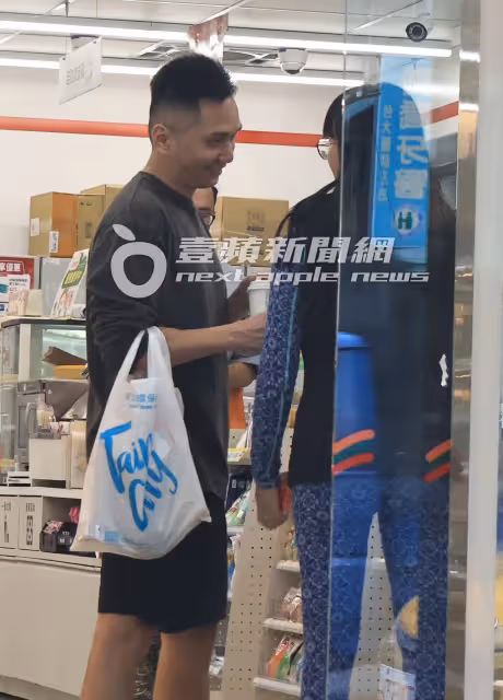 壹蘋10點強打｜張東晴勾新歡回愛巢！4年情路走過罹癌　十指緊扣買日用品（狗仔直擊）