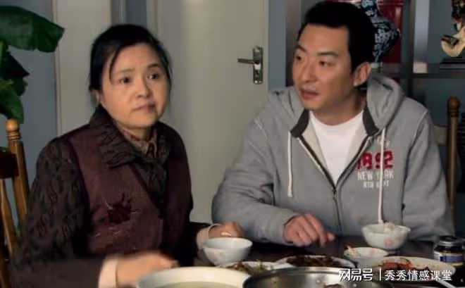 獎金5萬,轉手被妻子送小舅子,丈夫:過年去你弟家歡聚吧