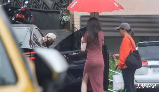 歐弟親陪長發女「挺5月孕肚」,她親接男方家人…進出宛如女主人