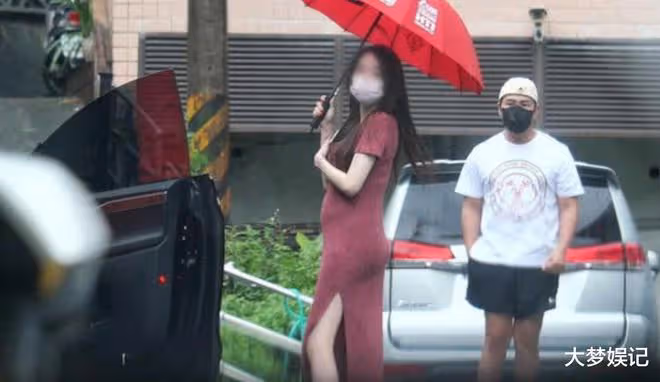 歐弟親陪長發女「挺5月孕肚」,她親接男方家人…進出宛如女主人