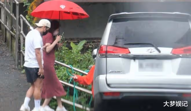 歐弟親陪長發女「挺5月孕肚」,她親接男方家人…進出宛如女主人