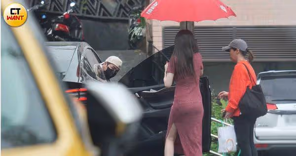 歐弟陪長發女「挺5月孕肚」 她接男方家人…進出宛如女主人