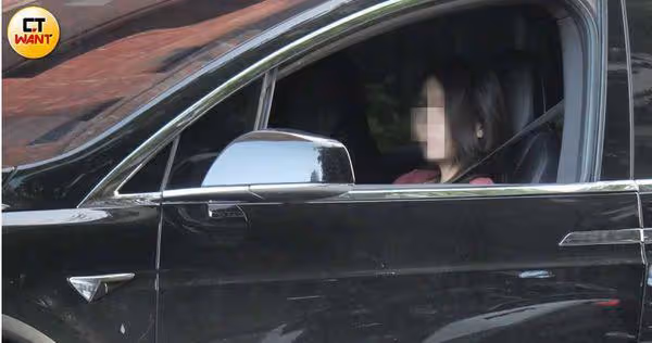 歐弟陪長發女「挺5月孕肚」 她接男方家人…進出宛如女主人