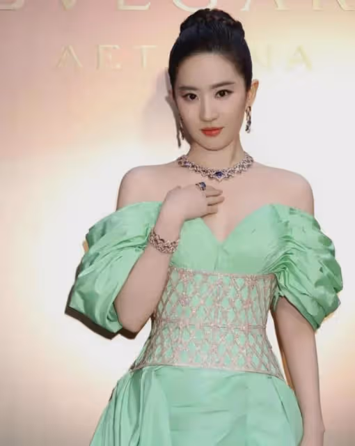 劉亦菲雍容華貴胖出新高度,舒淇神秘而優雅 安妮海瑟薇簡約高貴