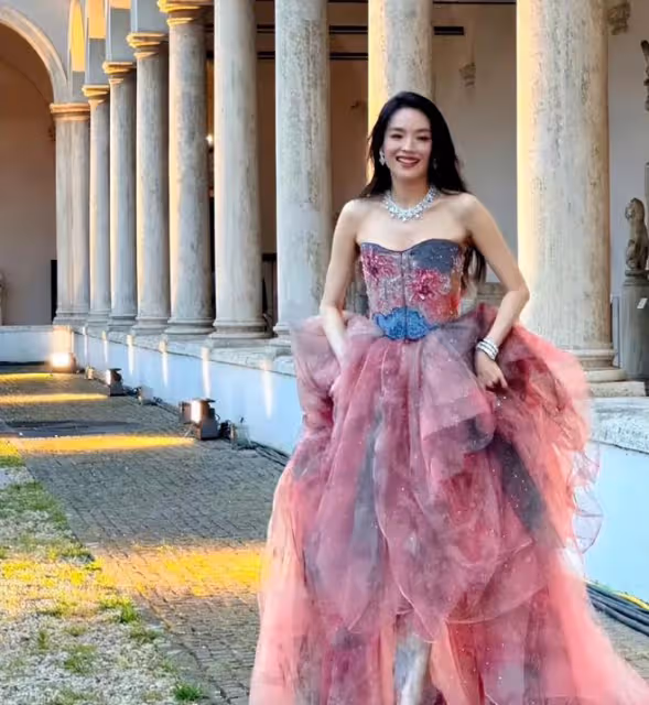 劉亦菲雍容華貴胖出新高度,舒淇神秘而優雅 安妮海瑟薇簡約高貴