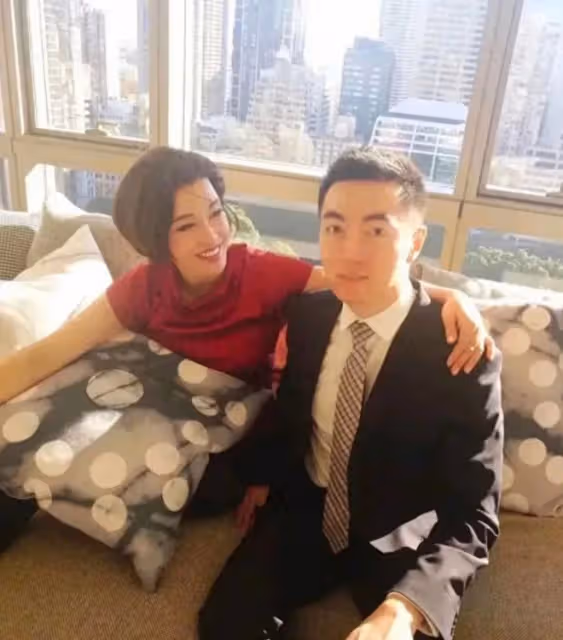 劉曉慶在豪宅里穿紅裙和小鮮肉依偎在一起,相差幾十歲,如同齡人