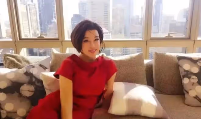 劉曉慶在豪宅里穿紅裙和小鮮肉依偎在一起,相差幾十歲,如同齡人
