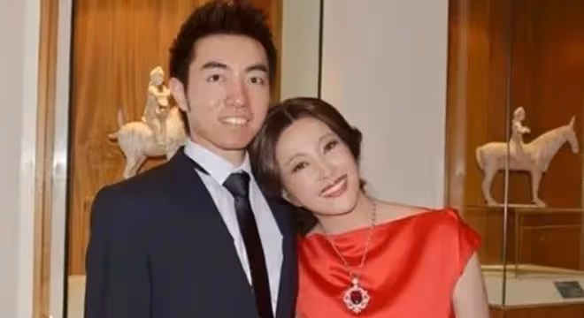 劉曉慶在豪宅里穿紅裙和小鮮肉依偎在一起,相差幾十歲,如同齡人