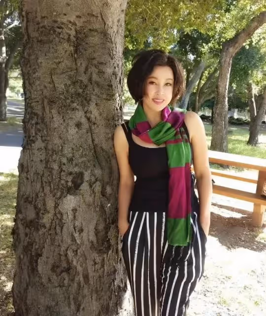 劉曉慶在豪宅里穿紅裙和小鮮肉依偎在一起,相差幾十歲,如同齡人