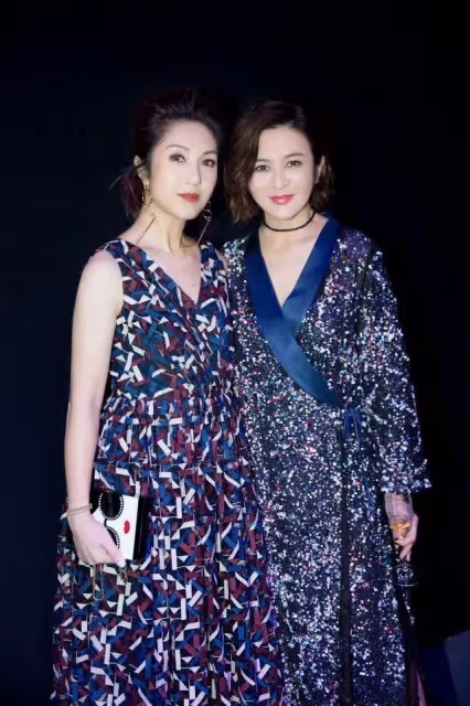 關之琳與友人高調慶生！剪短髮穿綠外套好驚艷，61歲美出新高度