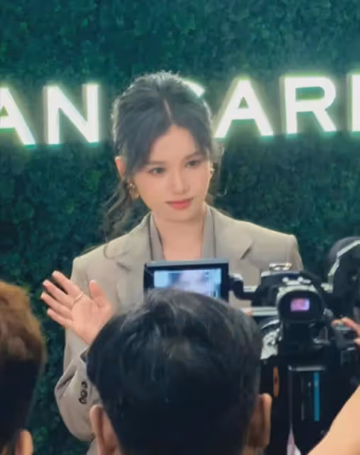 張婧儀美貌驚艷鏡頭,懟臉拍也美翻,生圖自帶濾鏡效果似仙女下凡