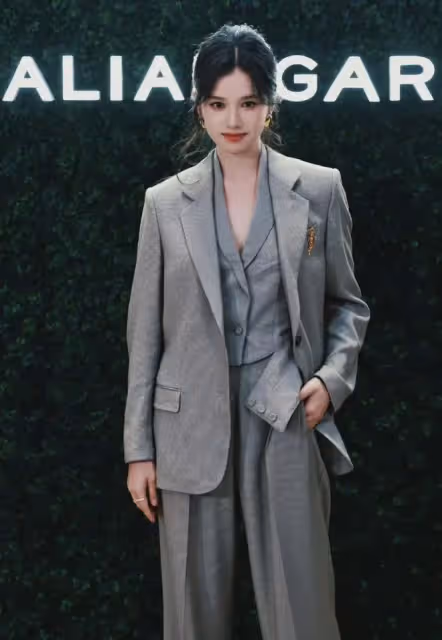 張婧儀美貌驚艷鏡頭,懟臉拍也美翻,生圖自帶濾鏡效果似仙女下凡