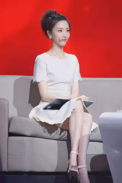 張純燁:螢屏上的長腿女神,主持界的活力擔當