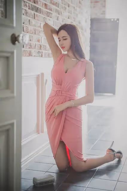 90後長發美女唐蕊寫真曝光,粉色包臀裙演繹極致誘惑!