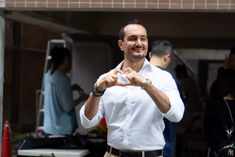 私人醫師變演員！何超儀簽下他狂讚：新一代男神